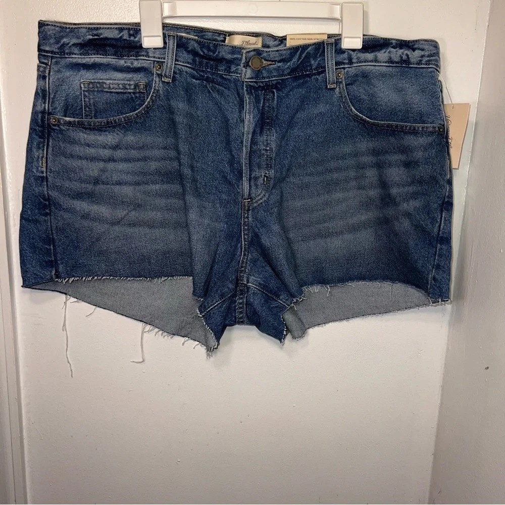 Universal Thread,18,NWT, midrise 90s baggy, button fly 5pocket frayed hem shorts